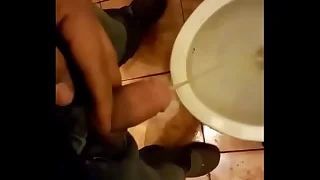 mi amante orinando... mi nueva obsesión, ver orinar parte 4
